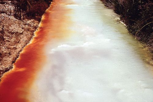 800px-Contaminated_Water_In_Drainage_Ditch_Behind_Pittsburg_Glass_Co_-_NARA_-_546125